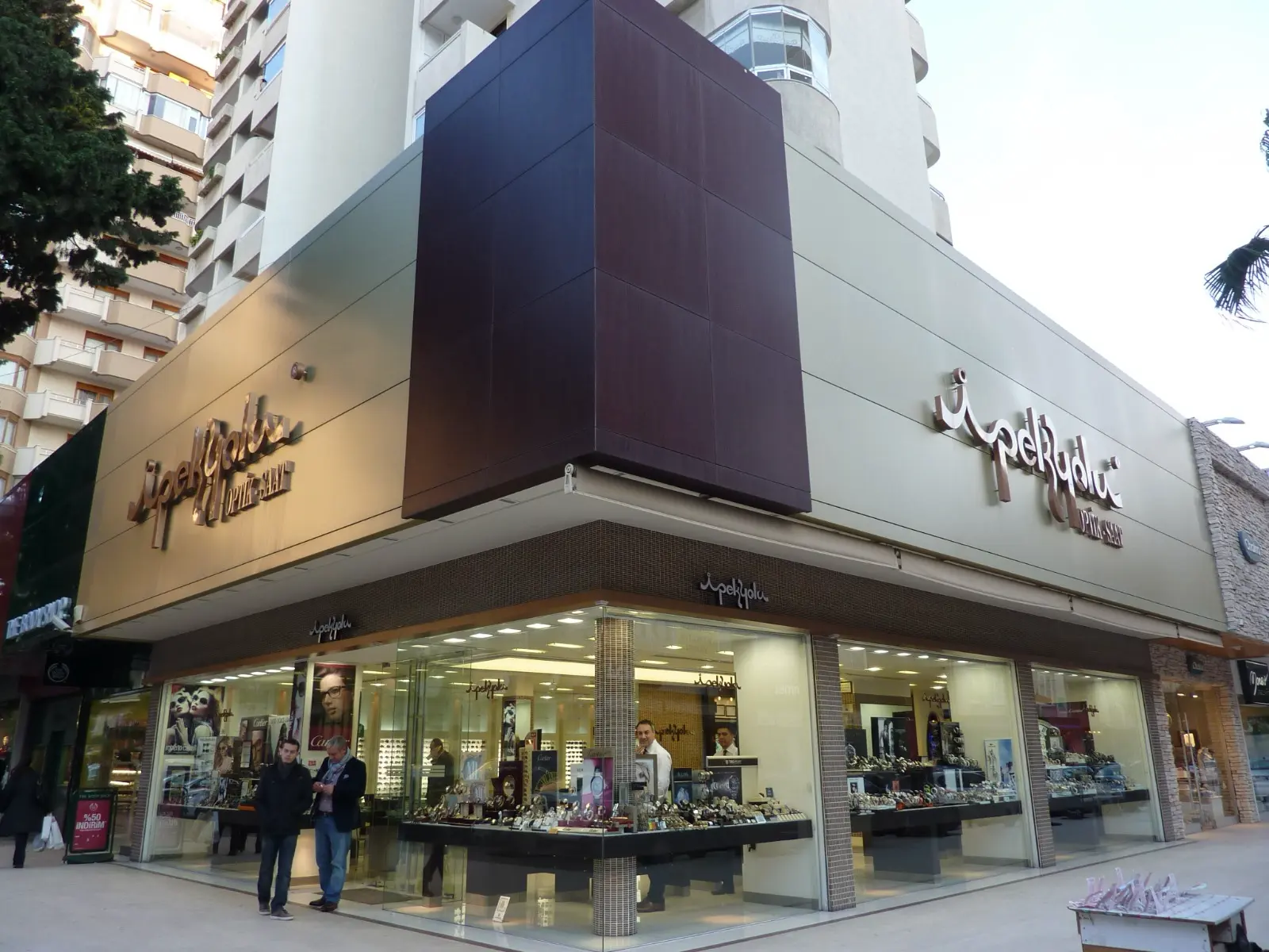 İpekyolu Optik & Saat mağaza vitrini