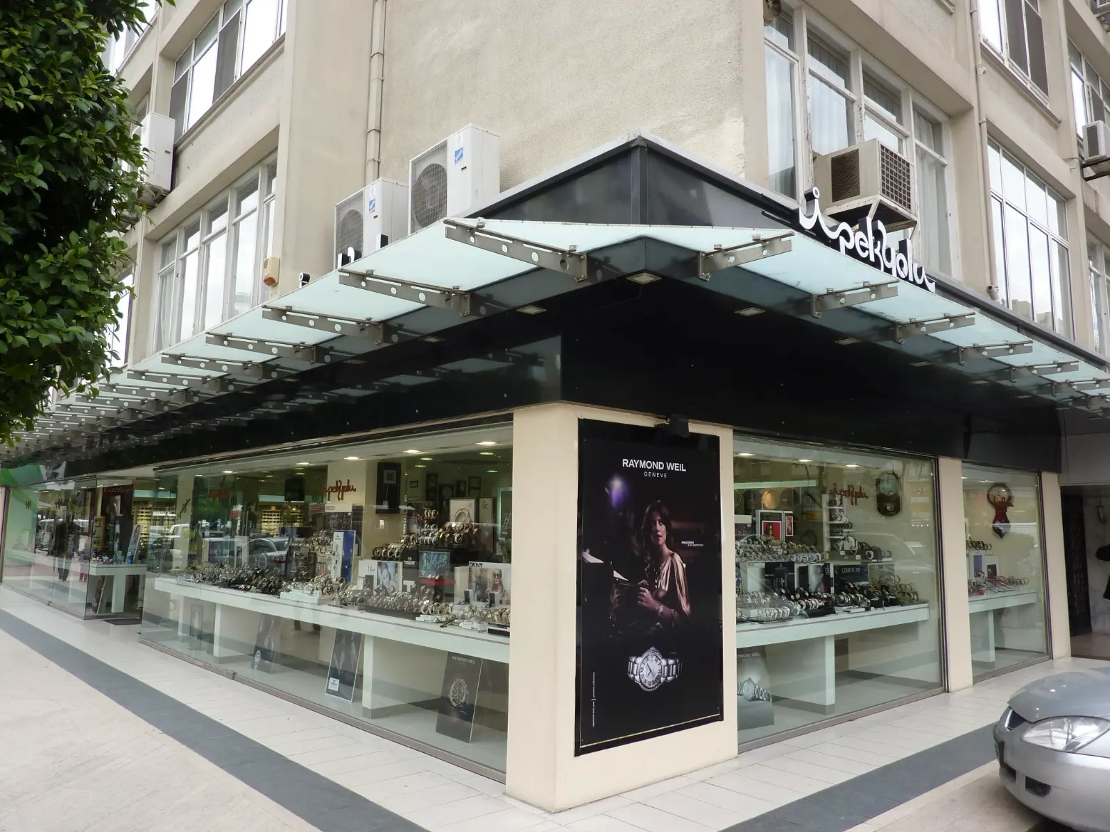İpekyolu Optik & Saat vitrin görünümü